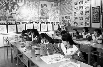 2月21日，在贵州省丹寨县扬武中学，学生在课堂上学习苗族蜡染绘画技艺。