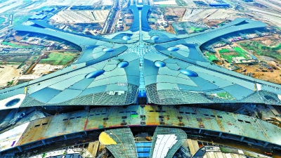北京新机场航站楼的外形好似凤凰展翅，目前已进入机电设备安装和内部精装修阶段